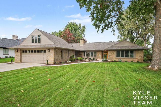 2861 Woodcliff Circle Se, East Grand Rapids, MI 49506