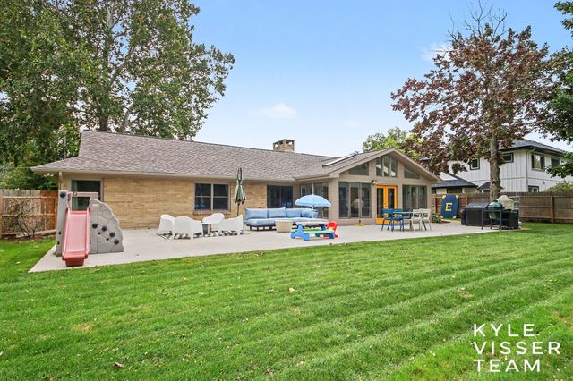 2861 Woodcliff Circle Se, East Grand Rapids, MI 49506