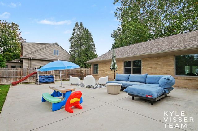 2861 Woodcliff Circle Se, East Grand Rapids, MI 49506