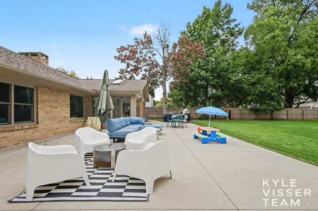 2861 Woodcliff Circle Se, East Grand Rapids, MI 49506