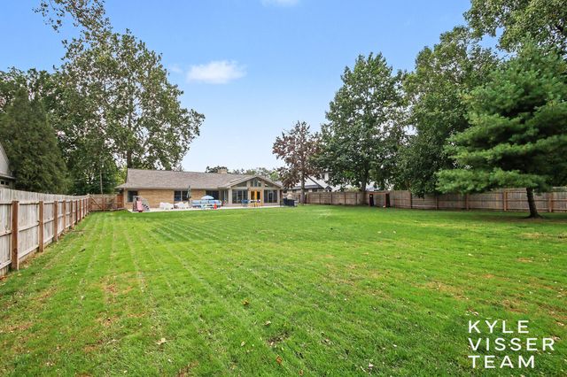 2861 Woodcliff Circle Se, East Grand Rapids, MI 49506
