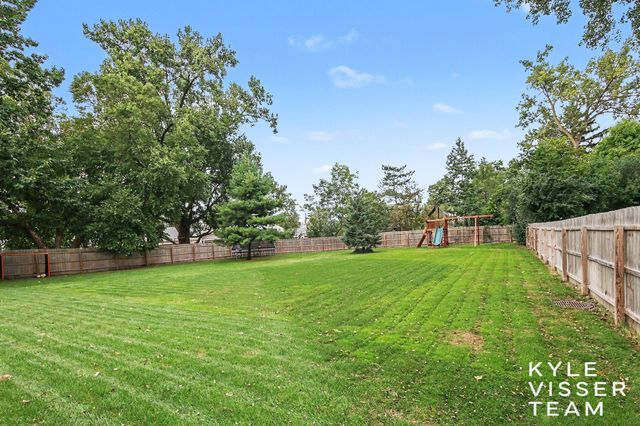 2861 Woodcliff Circle Se, East Grand Rapids, MI 49506