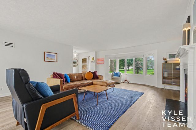 2861 Woodcliff Circle Se, East Grand Rapids, MI 49506