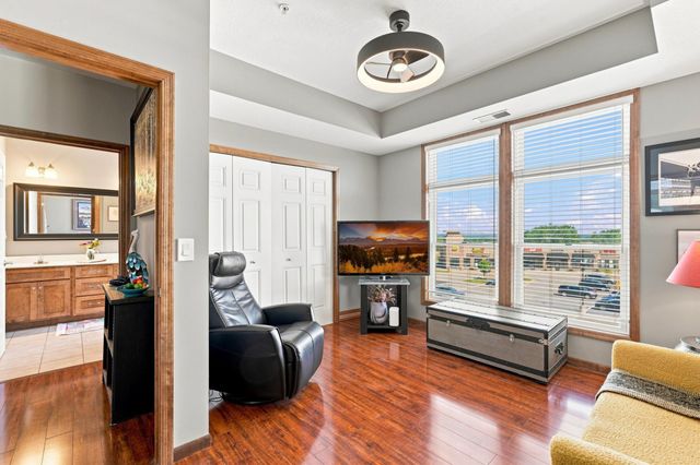 150 E Travelers Trail 323, Burnsville, MN 55337