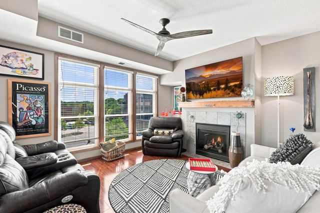 150 E Travelers Trail 323, Burnsville, MN 55337
