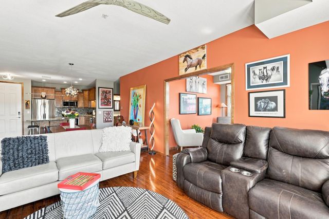 150 E Travelers Trail 323, Burnsville, MN 55337