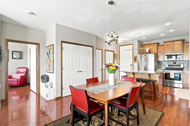 150 E Travelers Trail 323, Burnsville, MN 55337