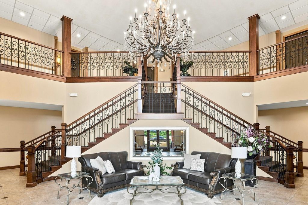 150 E Travelers Trail 323, Burnsville, MN 55337