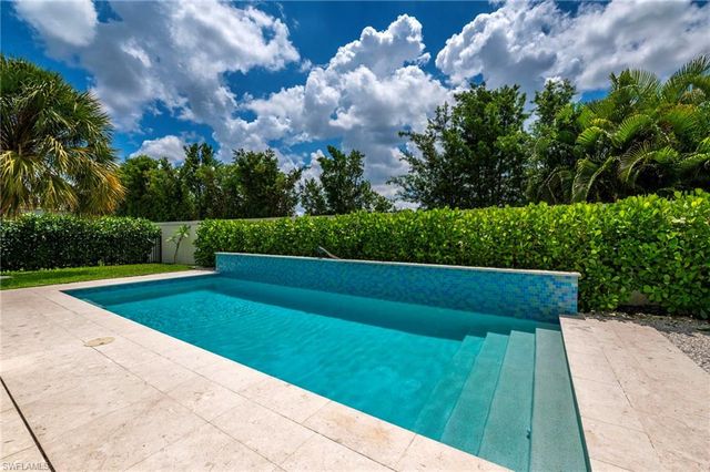 158 Cambria LN, Naples, FL 34112