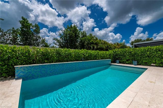 158 Cambria LN, Naples, FL 34112
