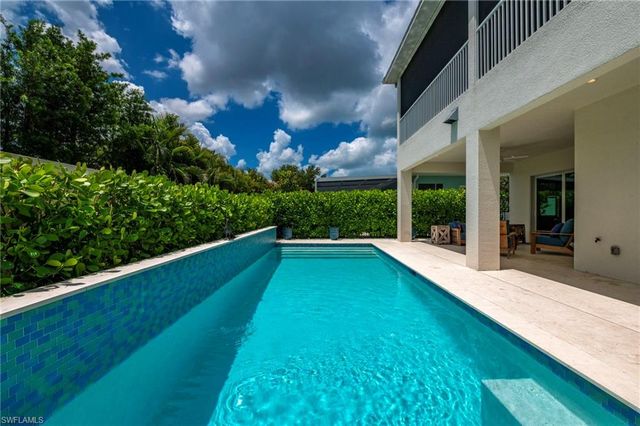 158 Cambria LN, Naples, FL 34112