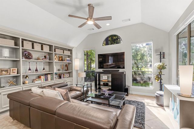 145 W Shore Drive, Montgomery, TX 77356