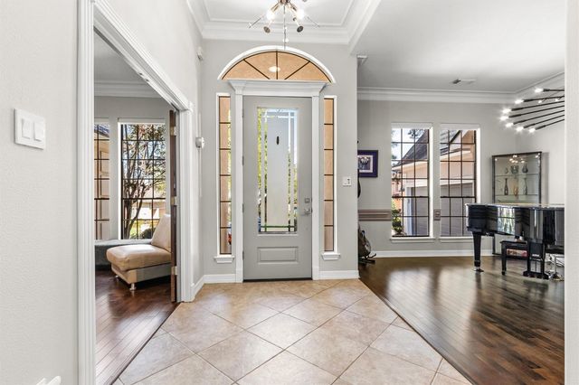 145 W Shore Drive, Montgomery, TX 77356