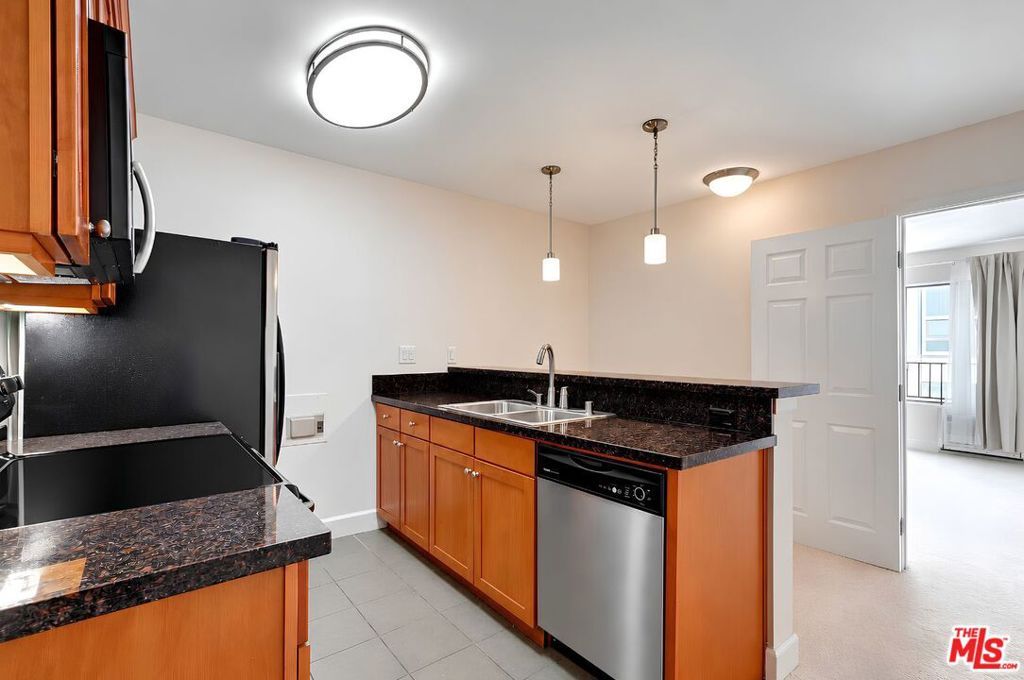 10982 Roebling Avenue 441, Los Angeles, CA 90024 — photo 2