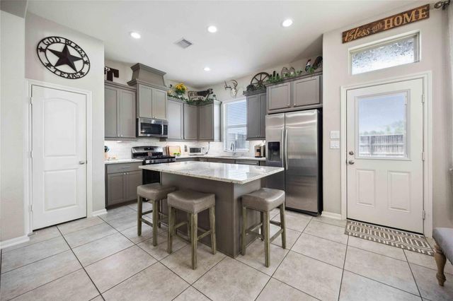 323 Biltmore Loop, Montgomery, TX 77316