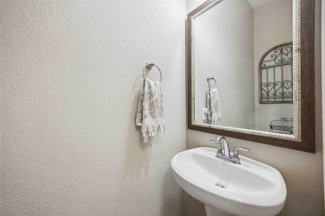 323 Biltmore Loop, Montgomery, TX 77316