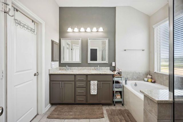 323 Biltmore Loop, Montgomery, TX 77316