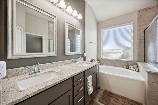 323 Biltmore Loop, Montgomery, TX 77316
