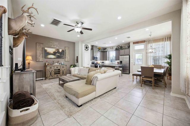323 Biltmore Loop, Montgomery, TX 77316