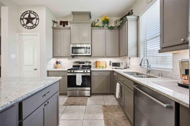 323 Biltmore Loop, Montgomery, TX 77316