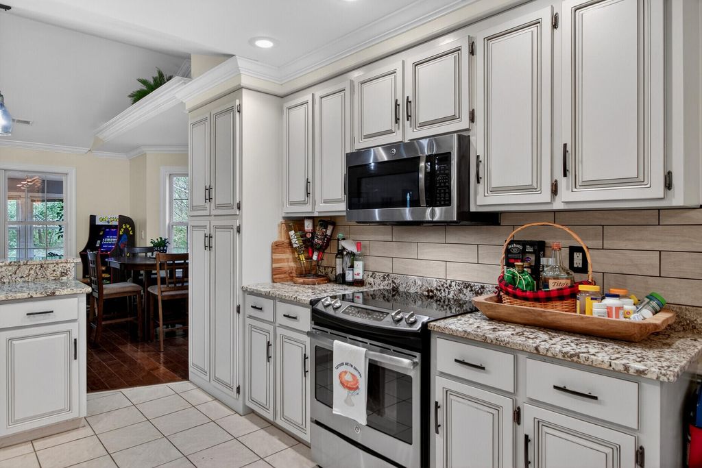 Image 11 of property listing at 139 Charpia Avenue, Summerville, SC 29483