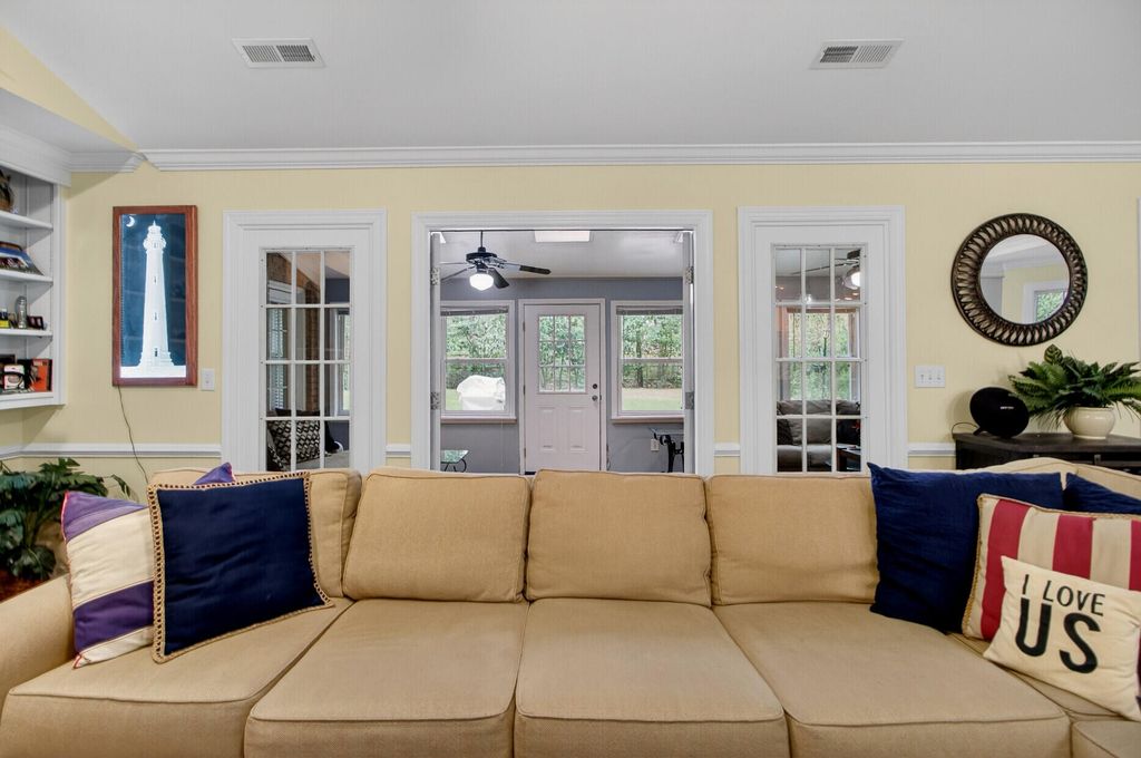 Image 17 of property listing at 139 Charpia Avenue, Summerville, SC 29483