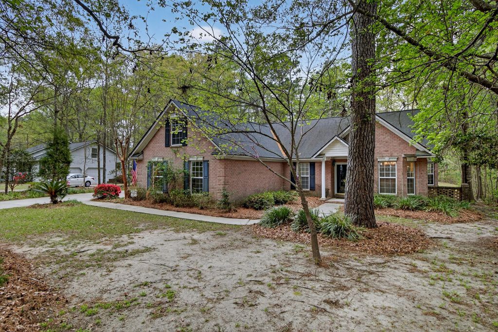 Image 2 of property listing at 139 Charpia Avenue, Summerville, SC 29483