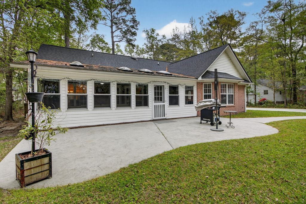 Image 33 of property listing at 139 Charpia Avenue, Summerville, SC 29483