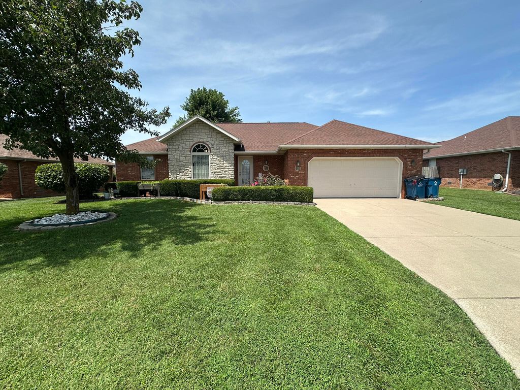 1105 East Eagle Rock Drive, Ozark, MO 65721