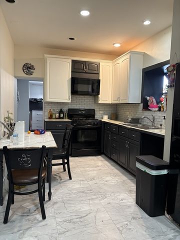 3924 N Sawyer Avenue, Chicago, IL 60618