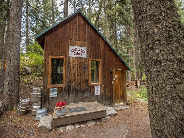 64370 Gallatin Road, Gallatin Gateway, MT 59730