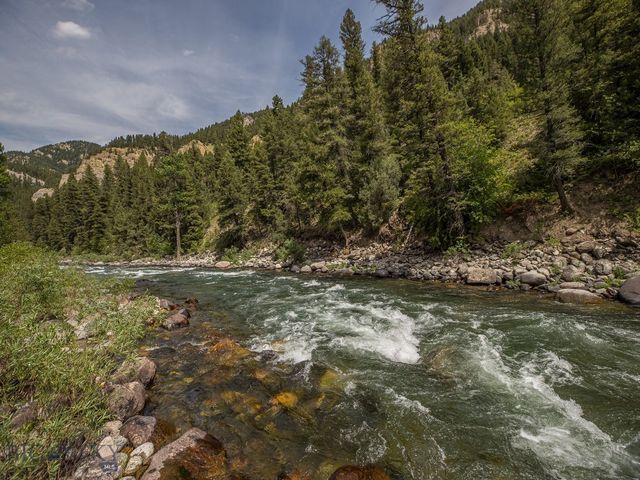 64370 Gallatin Road, Gallatin Gateway, MT 59730