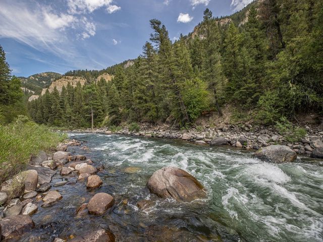 64370 Gallatin Road, Gallatin Gateway, MT 59730