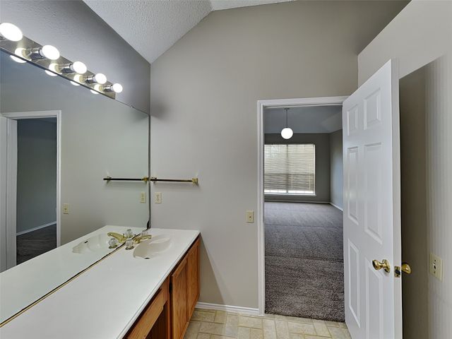 221 Seegers Drive, Arlington, TX 76018