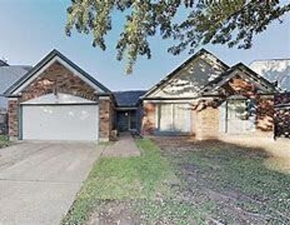 221 Seegers Drive, Arlington, TX 76018