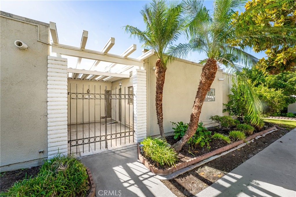 2005 Via Mariposa W D, Laguna Woods, CA 92637 — exterior