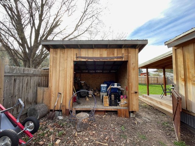 302 S ALDER St, Wallowa, OR 97885