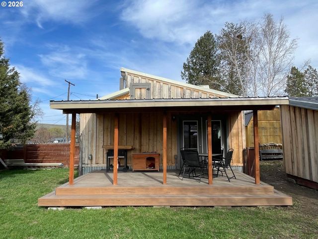 302 S ALDER St, Wallowa, OR 97885