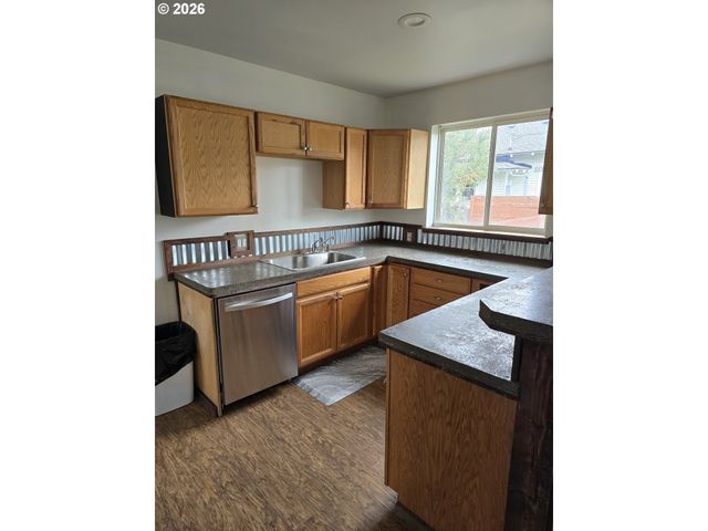 302 S ALDER St, Wallowa, OR 97885