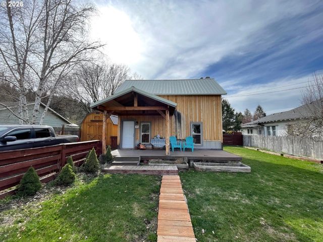 302 S ALDER St, Wallowa, OR 97885