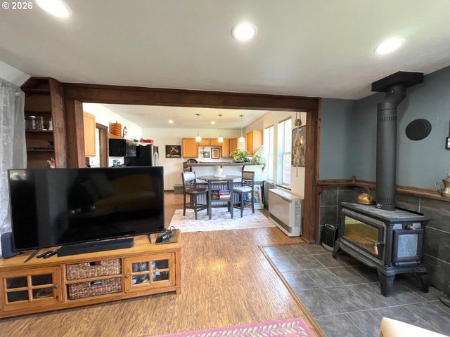 302 S ALDER St, Wallowa, OR 97885