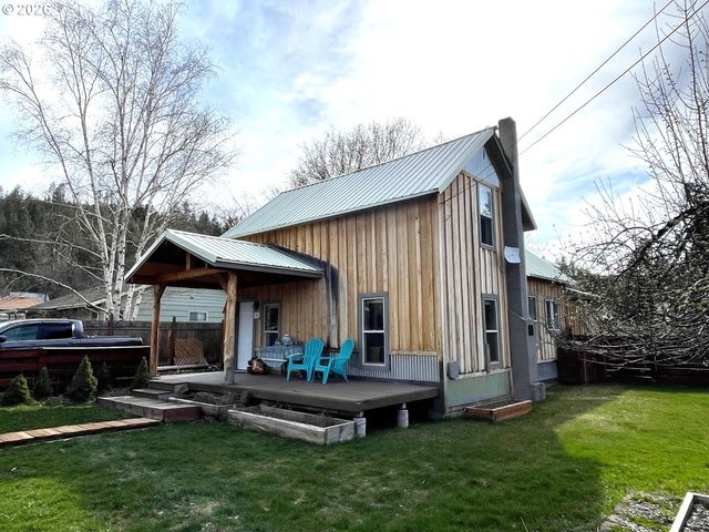 302 S ALDER St, Wallowa, OR 97885