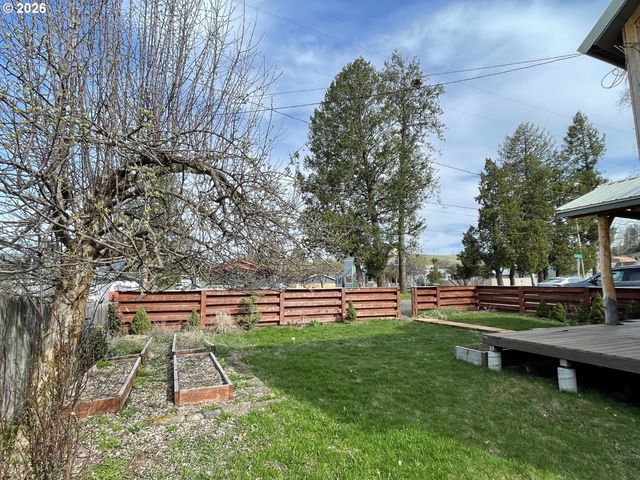 302 S ALDER St, Wallowa, OR 97885