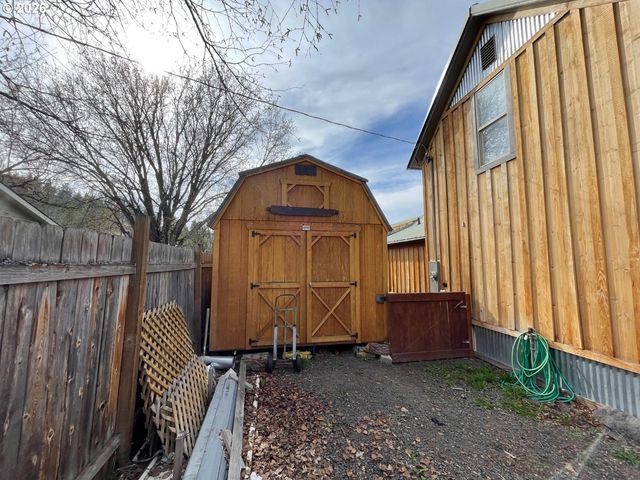 302 S ALDER St, Wallowa, OR 97885
