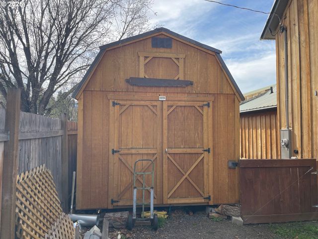 302 S ALDER St, Wallowa, OR 97885