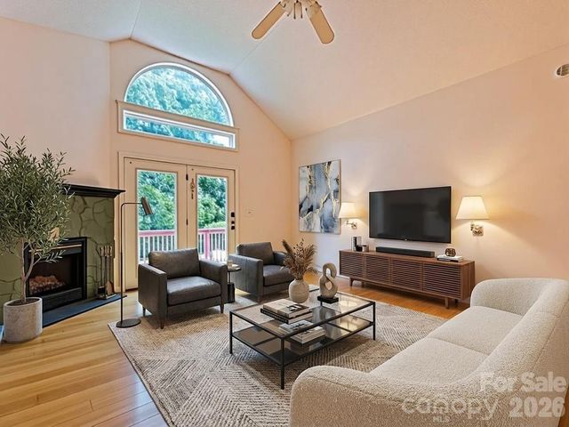 650 Creekside Drive, Maggie Valley, NC 28751