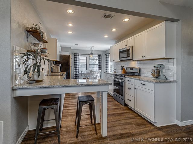 2705 W Laredo Street, Broken Arrow, OK 74012