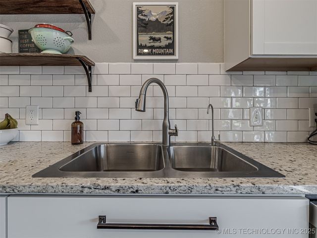 2705 W Laredo Street, Broken Arrow, OK 74012