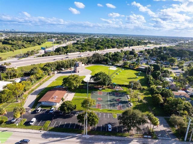 6051 SW 19th Pl, North Lauderdale, FL 33068