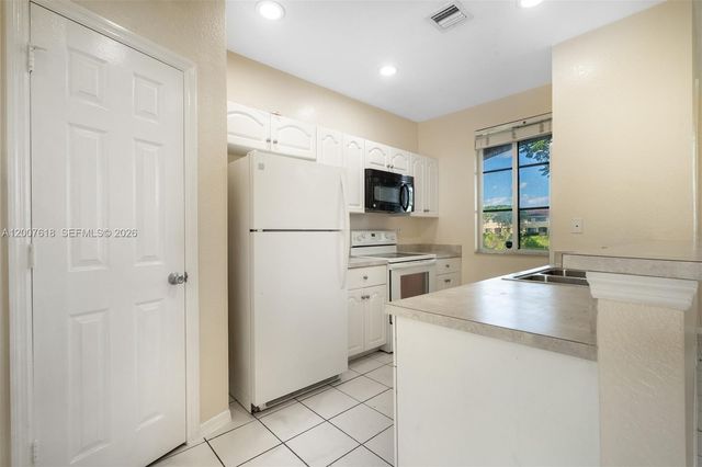 6051 SW 19th Pl, North Lauderdale, FL 33068